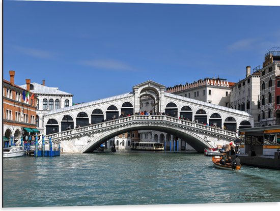 Dibond - Blauwe Lucht boven Rialto Brug in Venetië, Italië - 80x60 cm Foto op Aluminium (Met Ophangsysteem)