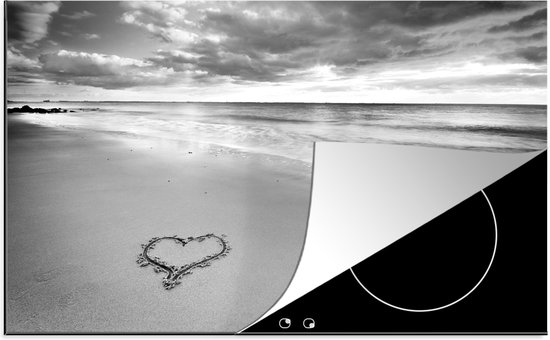 KitchenYeah® Inductie beschermer 81.2x52 cm - Hart op het strand in Nederland - zwart wit - Kookplaataccessoires - Afdekplaat voor kookplaat - Inductiebeschermer - Inductiemat - Inductieplaat mat