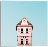 Dibond - Hoog Smal Roze Gebouw onder Blauwe Lucht met Verkeersborden - 50x50 cm Foto op Aluminium (Wanddecoratie van metaal)