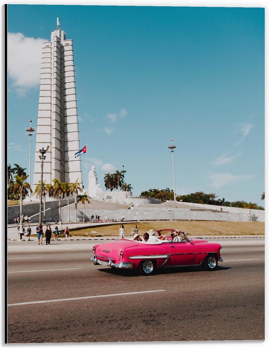 WallClassics - Dibond - Roze Auto bij Gebouw in Cuba - 30x40 cm Foto op Aluminium (Met Ophangsysteem)