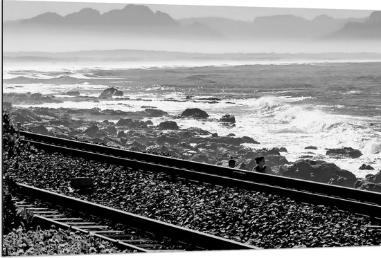 WallClassics - Dibond - Treinrails aan het Zeewater (zwart/ wit) - 120x80 cm Foto op Aluminium (Wanddecoratie van metaal)