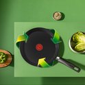 Zwarte Tefal koekenpan met de tekst 'Tefal Thermo-Spot' en groene recycle-pijlen.