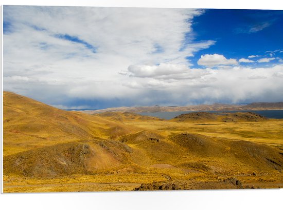PVC Schuimplaat- Geel Berglandschap onder Wolkenveld in Peru - 75x50 cm Foto op PVC Schuimplaat