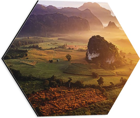 Dibond Hexagon - Landschap van Phu Langka Forest Park tijdens Avondzon, Thailand - 40x34.8 cm Foto op Hexagon (Met Ophangsysteem)