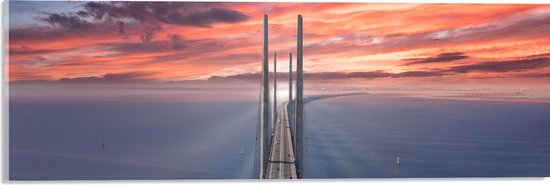 Acrylglas - Ondergaande Zon bij Grote Autobrug boven het Water - 60x20 cm Foto op Acrylglas (Met Ophangsysteem)