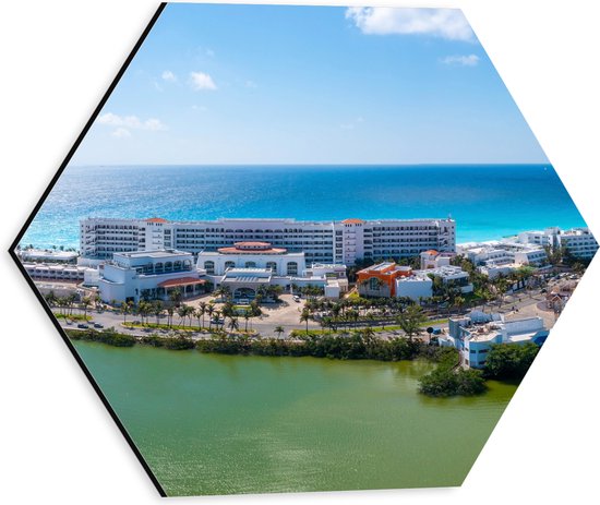 Foto: Dibond hexagon lange boulevard van laguna del condado in san juan puerto rico 30x26 1 cm foto op hexagon met ophangsysteem 