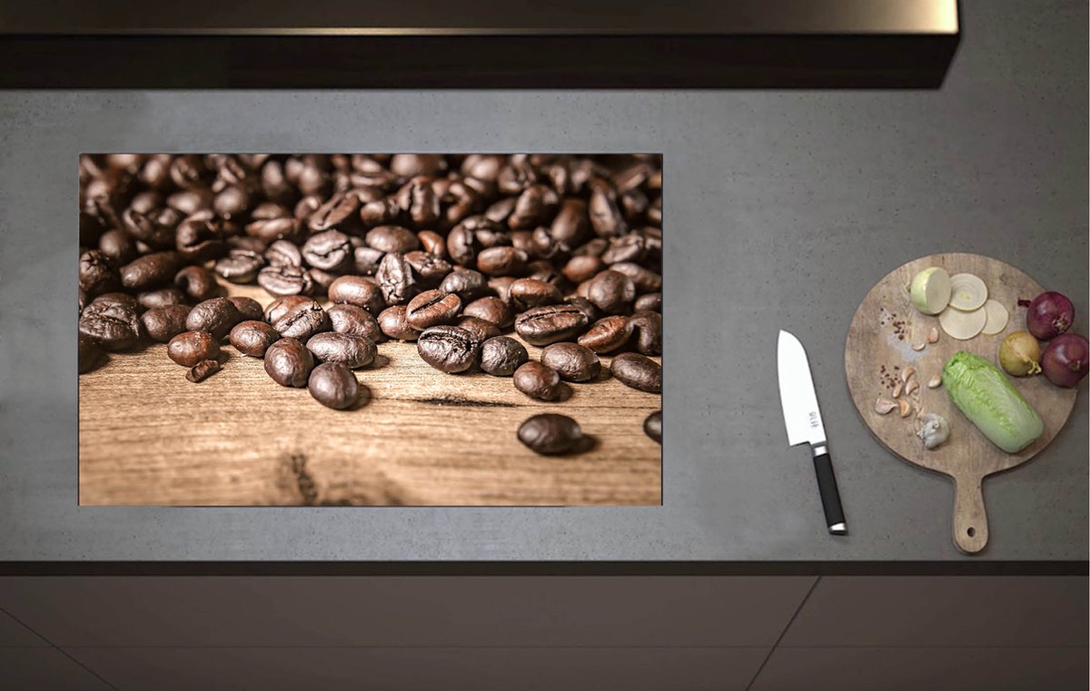 Inductieplaat Beschermer - Stapel Koffiebonen op Houten Tafel - 80x52 cm - 2 mm Dik - Inductie Beschermer van Vinyl