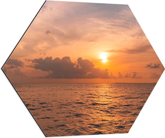 Dibond Hexagon - Zonsondergang in de Middelandse Zee met Rustige Golven - 70x60.9 cm Foto op Hexagon (Met Ophangsysteem)