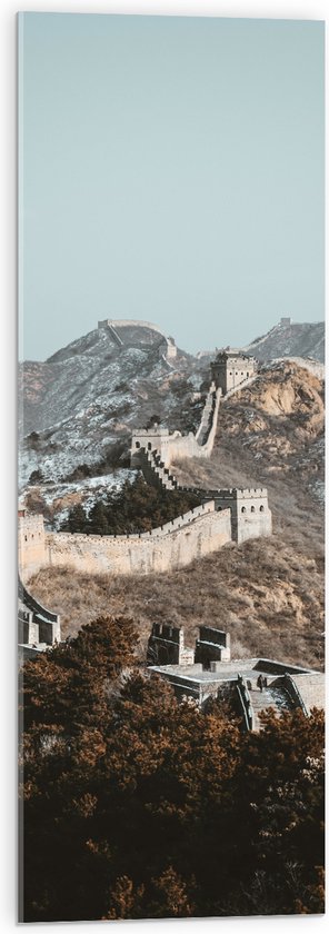 WallClassics - Acrylglas - Uitzicht op Berg met Chinese Muur bij Blauwe Lucht - 30x90 cm Foto op Acrylglas (Met Ophangsysteem)