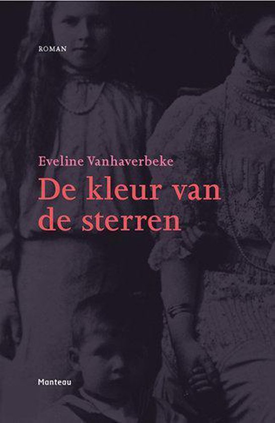 Boekcover met de titel 'De kleur van de sterren' in roze letters, met een sepia foto van drie personen, waarvan twee vrouwen en een jongen.