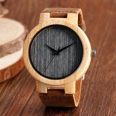 Houten horloge met bruine leren band en zwarte gestreepte achtergrond