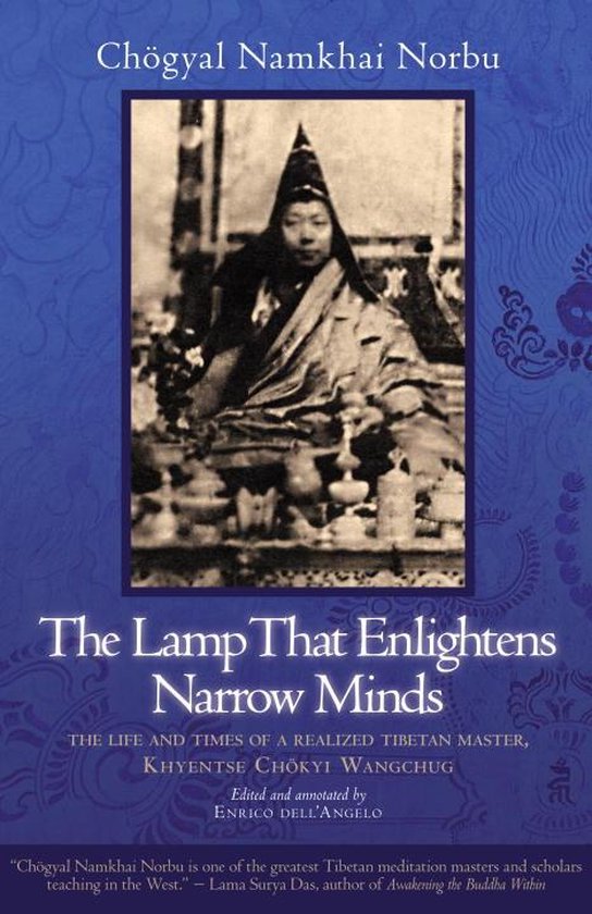 Boek "The Lamp That Enlightens Narrow Minds" met portret van een Tibetaanse meester in traditionele kledij en hoed.
