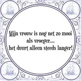 Tegeltje met Spreuk (Tegeltjeswijsheid): Mijn vrouw is nog net zo mooi als vroeger.... het duurt alleen steeds langer! + Kado verpakking & Plakhanger