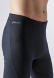 Detail van de tailleband van een zwarte thermobroek met Craft-logo.