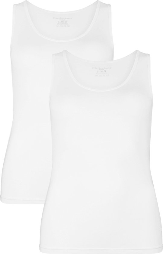 Twee witte, nauwsluitende singlets met ronde hals.