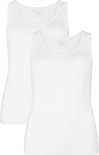 Twee witte, nauwsluitende singlets met ronde hals.