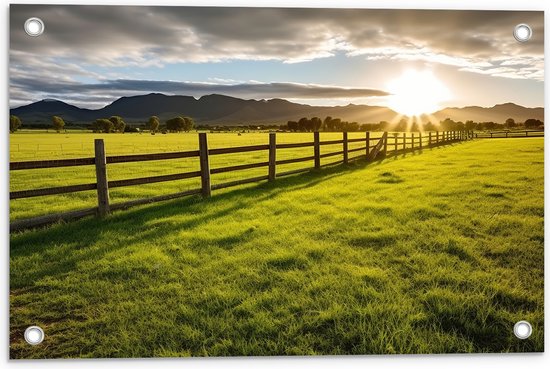 Tuinposter – Weiland - Hek - Zon - Bergen - Gras - 60x40 cm Foto op Tuinposter (wanddecoratie voor buiten en binnen)