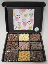 Chocolade Callets Proeverij Pakket met Mystery Card 'Love - Hartjes' met persoonlijke (video) boodschap | Chocolademelk | Chocoladesaus | Verrassing box Verjaardag | Cadeaubox | Relatiegeschenk | Chocoladecadeau