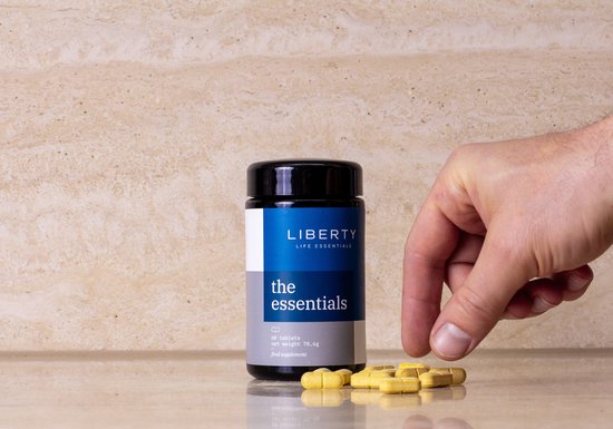 Liberty Life Essentials - The Essentials (violetglas potje) - Multi-vitamine 2.0 voor de moderne man - 60 tabletten / 1 maand - De essentiële vitamines & mineralen/Bamboe Silica/Curcumine (C3 Complex®)/Rutine/Taurine /Inositol/Betaïne/Jodium/Piperine - Liberty Life Essentials