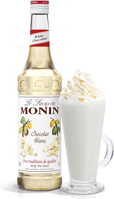 Monin witte chocolade siroop in fles met glas gevuld met witte drank met slagroom.