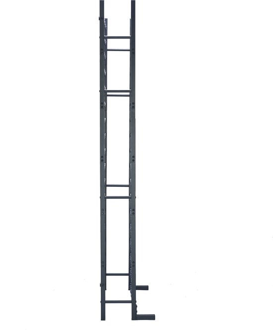 Zijkant van een smal, staand zwart metalen wijnrek met horizontale staven.