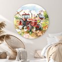 Een ronde muurcirkel met een rode tractor en boerderijdieren, boven een mandenstoel in een slaapkamer met een beige deken.