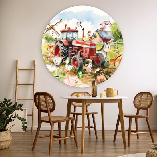Een ronde muurcirkel met een rode tractor en boerderijdieren, in een eetkamer met houten stoelen en een ronde tafel.