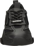 Voorkant van een zwarte Steve Madden sneaker met veters.