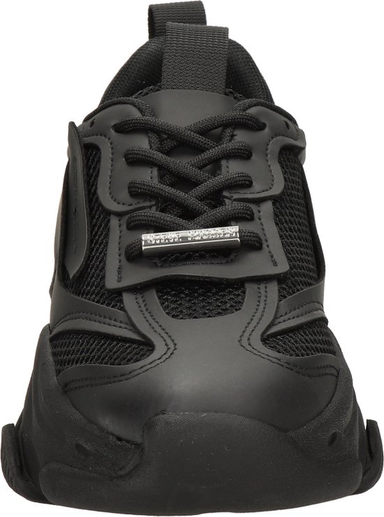 Voorkant van een zwarte Steve Madden sneaker met veters.