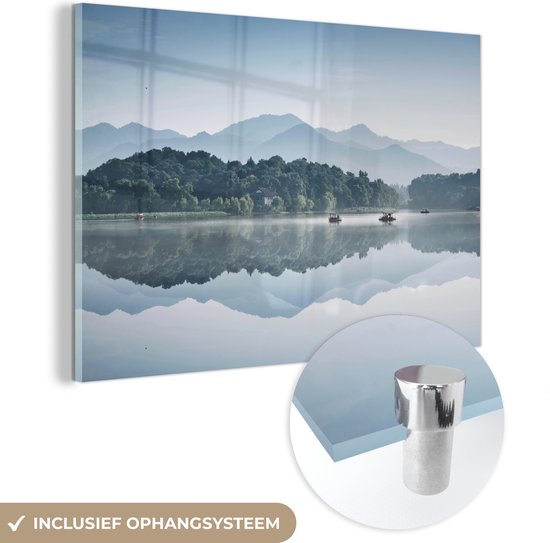 MuchoWow® Glasschilderij 90x60 cm - Schilderij acrylglas - Reflectie van bergen op het West Lake meer in China - Foto op glas - Schilderijen