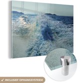 MuchoWow® Glasschilderij 90x60 cm - Schilderij acrylglas - Golven in blauwe zee - Foto op glas - Schilderijen