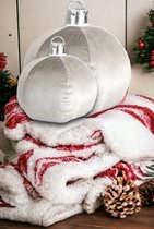 Unique Living - Kerst Decoratie - Sierkussen - Kerstbal - Kerstkussen - Lichtgrijs - 2 Stuks