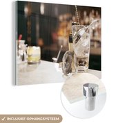 MuchoWow® Glasschilderij 160x120 cm - Schilderij acrylglas - Cocktails op een houten bar - Foto op glas - Schilderijen