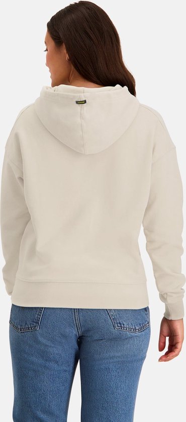 Vrouw draagt een ecru hoodie, achterkant zichtbaar, met NOMAD label.