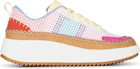 Baskets brun clair avec des panneaux tissés multicolores, des lacets jaunes et une épaisse semelle blanche.
