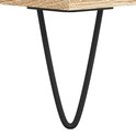 Detail van een zwart hairpin poot van een dressoir met eikenprint.