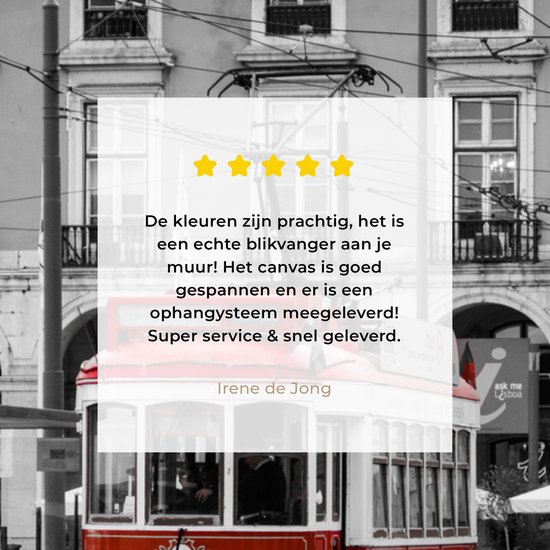 Canvas schilderij 150x100 cm - Wanddecoratie Zwart-wit foto met een rode tram - Muurdecoratie woonkamer - Slaapkamer decoratie - Kamer accessoires - Schilderijen