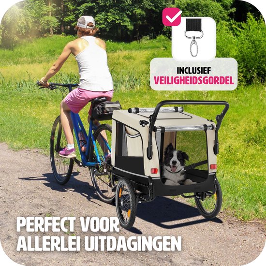 Vrouw fietst met een beige hondenkar met een bordercolliër erin op een landweg.