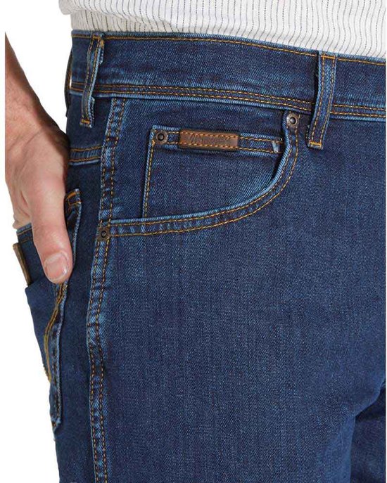 Close-up van de zak van een donkerblauwe Wrangler-spijkerbroek met koperen studs en leren detail.