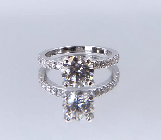 Finesse - Bague de fiançailles moissanite en or blanc 14 carats avec pierres latérales - 7 carats