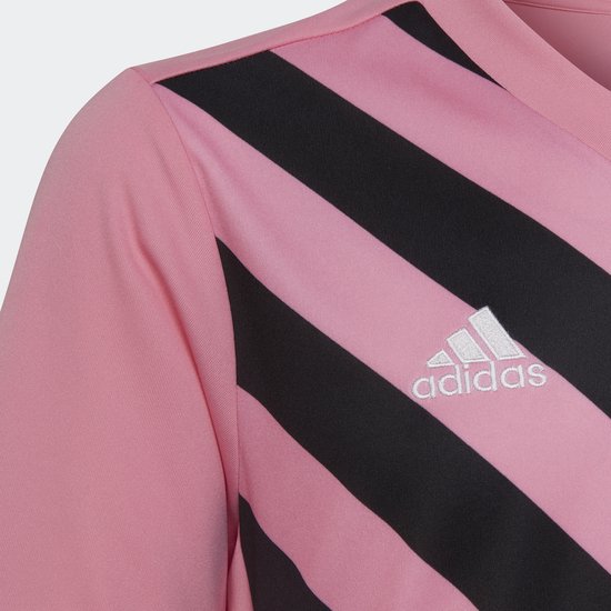 Detail van roze shirt met zwarte diagonale strepen en adidas-logo