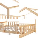 Quatre gros plans de la construction d'un lit maison en bois naturel.