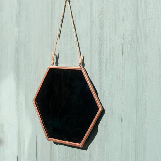 Spiegel Crisp Copper met een zeshoekige koperen frame en een ophangband.
