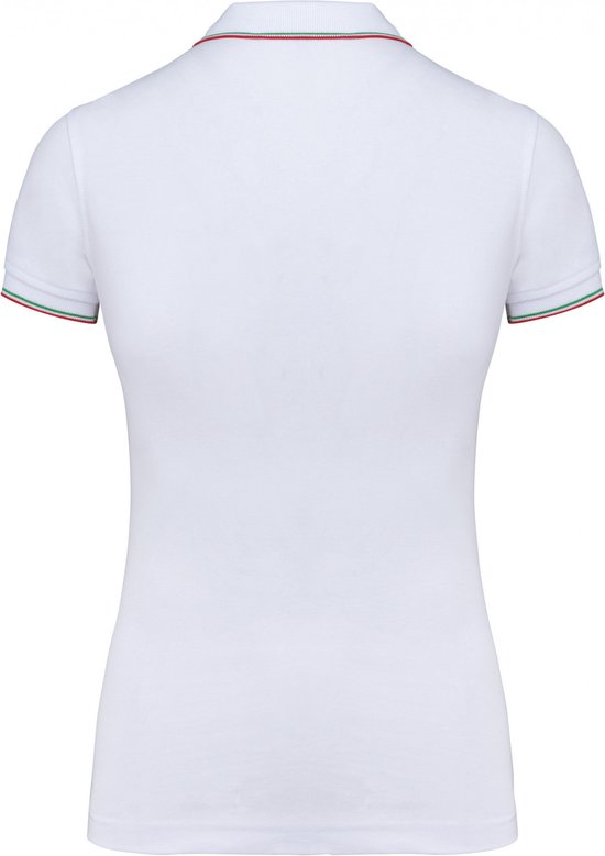 Achterkant van een wit Kariban damespoloshirt met driekleurige (rood, wit, groen) bies op de mouwen.