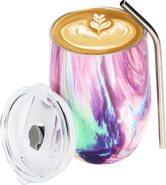 Mok met marmerprint in roze, paars en groen, gevuld met koffie met latte art, met deksel en roestvrijstalen rietje ernaast.