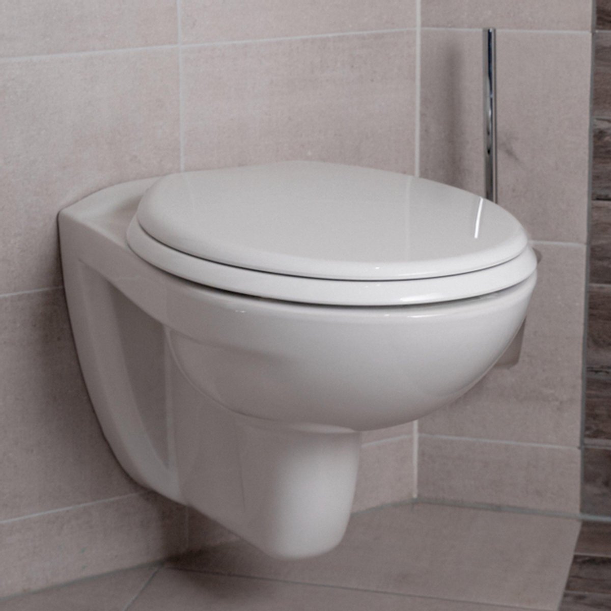 Adema Classico toiletset bestaande uit inbouwreservoir en toiletpot, softclose toiletzitting en Delta 25 bedieningsplaat wit - Geberit