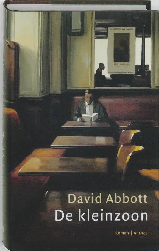 Voorzijde van het boek 'De kleinzoon' van David Abbott. Beeld van een man die leest in een café.