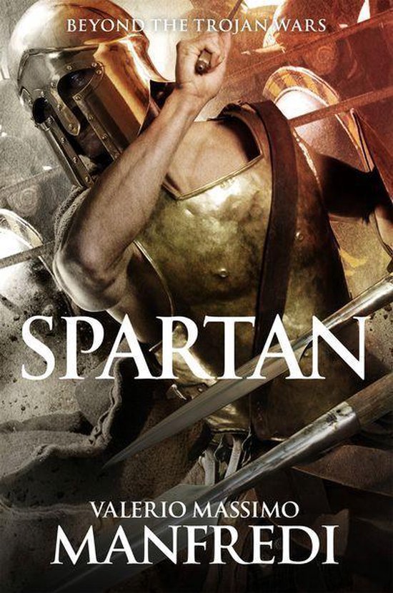 Boekomslag: "SPARTAN" met een Griekse krijger in vol ornaat, "BEYOND THE TROJAN WARS" en auteur Valerio Massimo Manfredi.