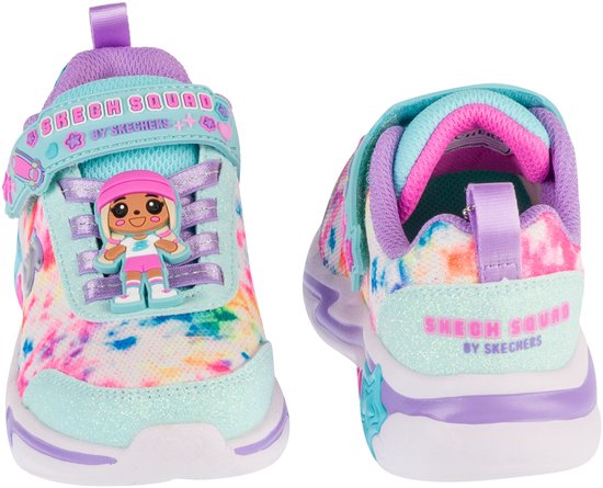Set van twee mint sneakers met tie-dye print, "Skech Squad" tekst en figuurdecoratie.