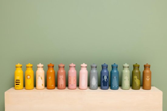 Twaalf roze, blauwe, groene en gele drinkflessen met dierenprints, zoals een leeuw, bij, hond, beer en konijn.